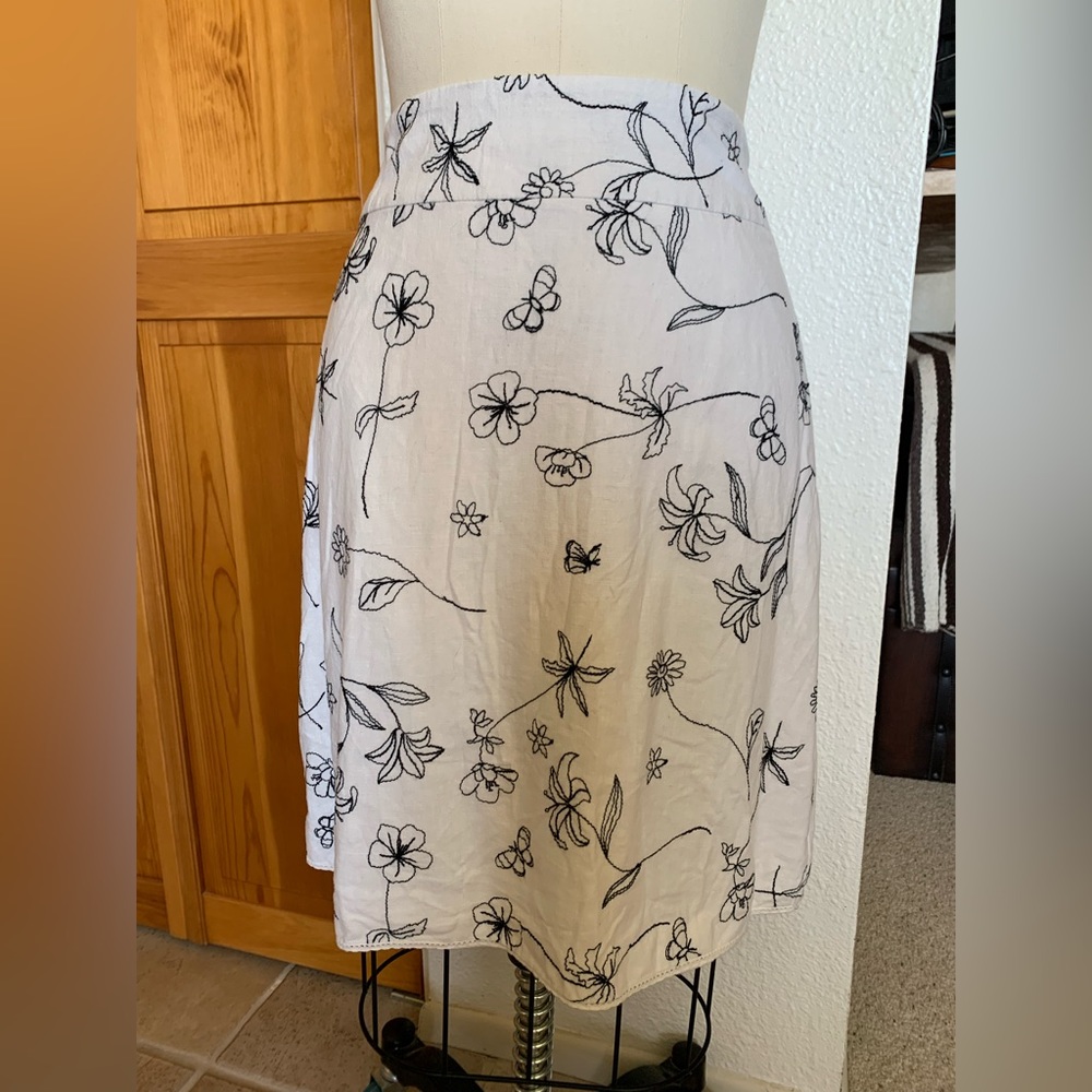 Closet clean out sale! Fun summer skirt in good condition
